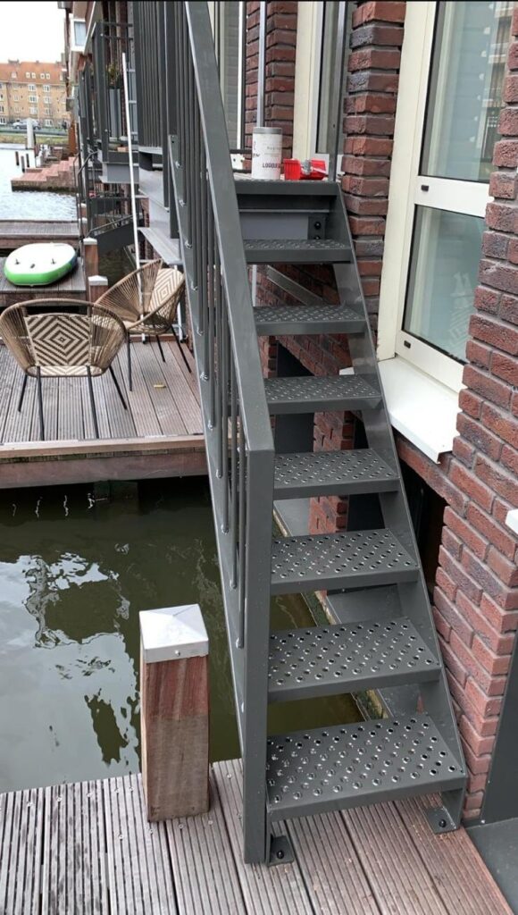 Stalen trappen bij een appartementencomplex in Amsterdam.
